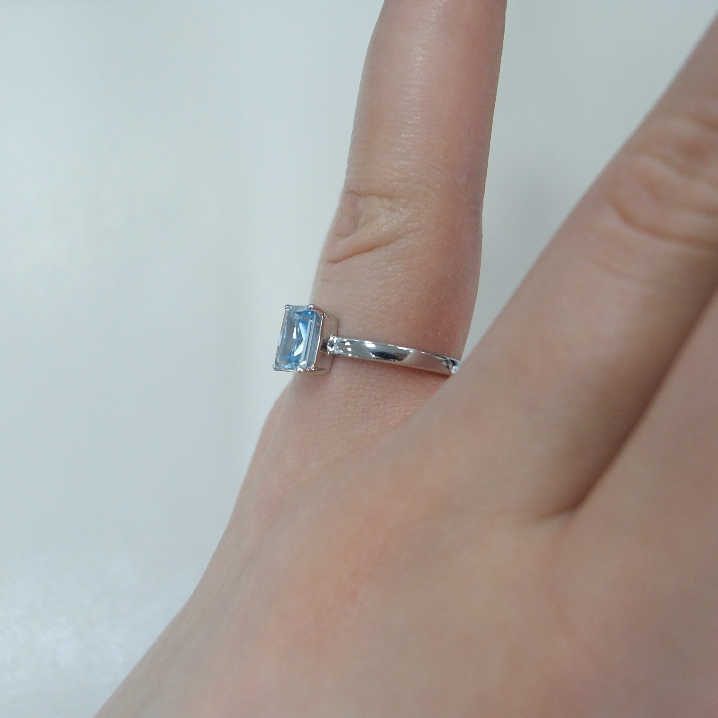 Серебряное кольцо с топазом Скай